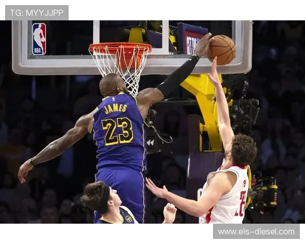 格林挡拆制造错位提升防守效率 拉开球队防守端空间